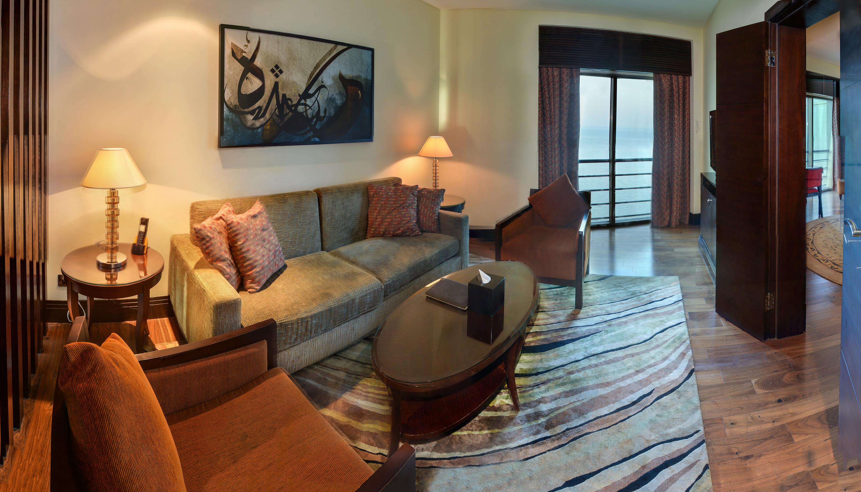Sofitel Al Khobar The Corniche Hotel Eksteriør billede A living room in a suite at the Ritz-Carlton, Bahrain