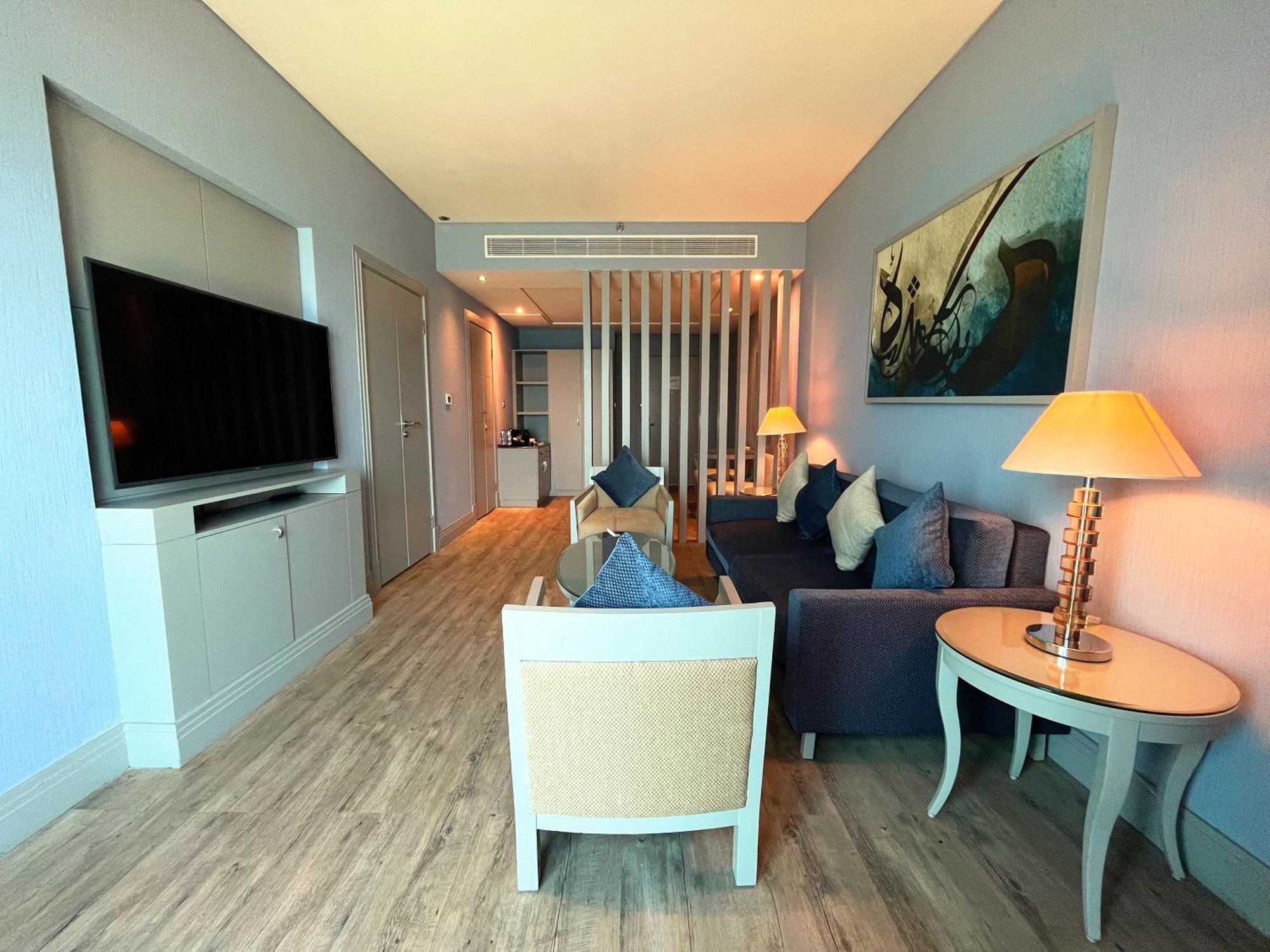 Sofitel Al Khobar The Corniche Hotel Eksteriør billede A living room in a suite at the hotel