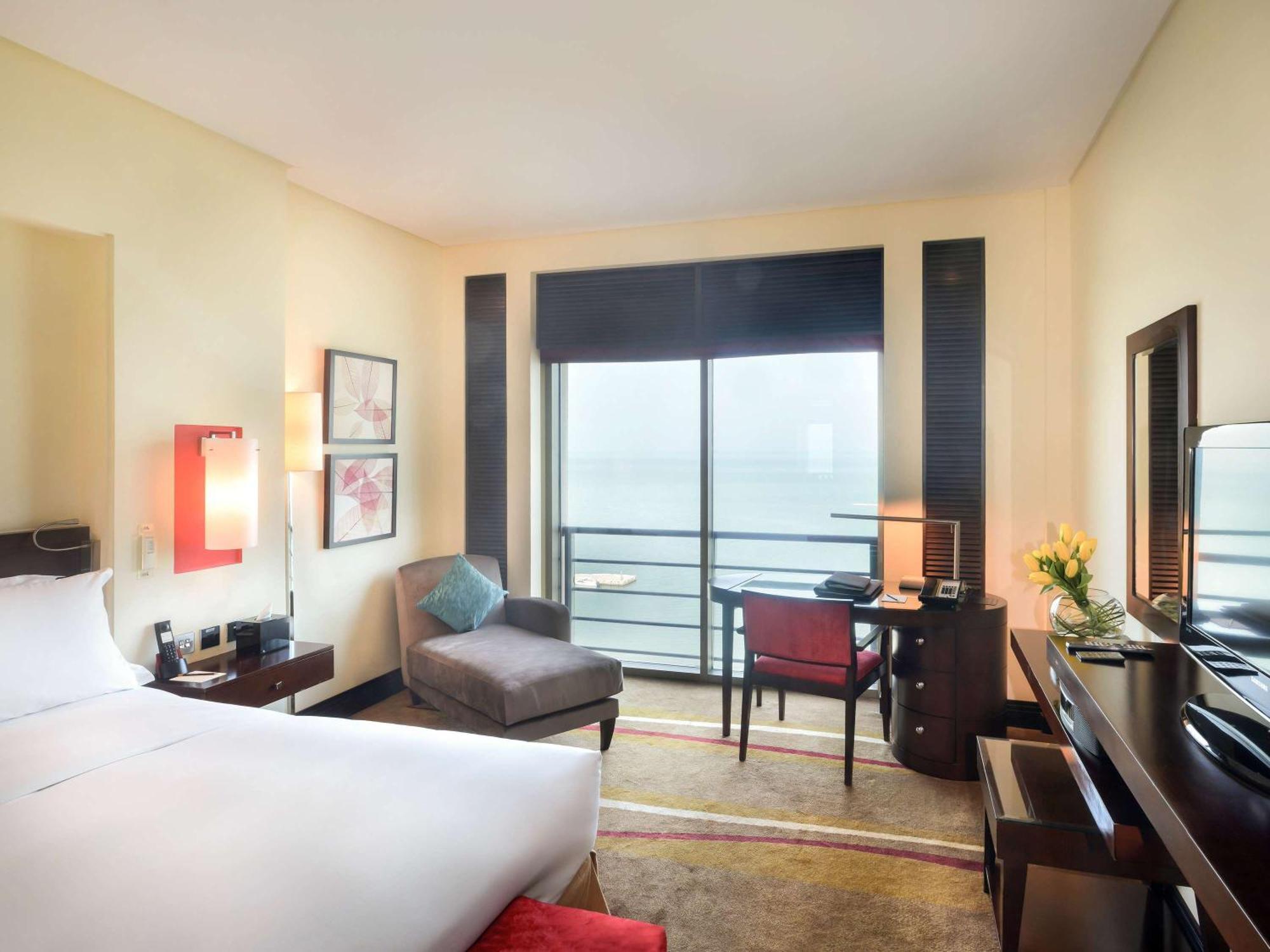 Sofitel Al Khobar The Corniche Hotel Eksteriør billede A room at the hotel