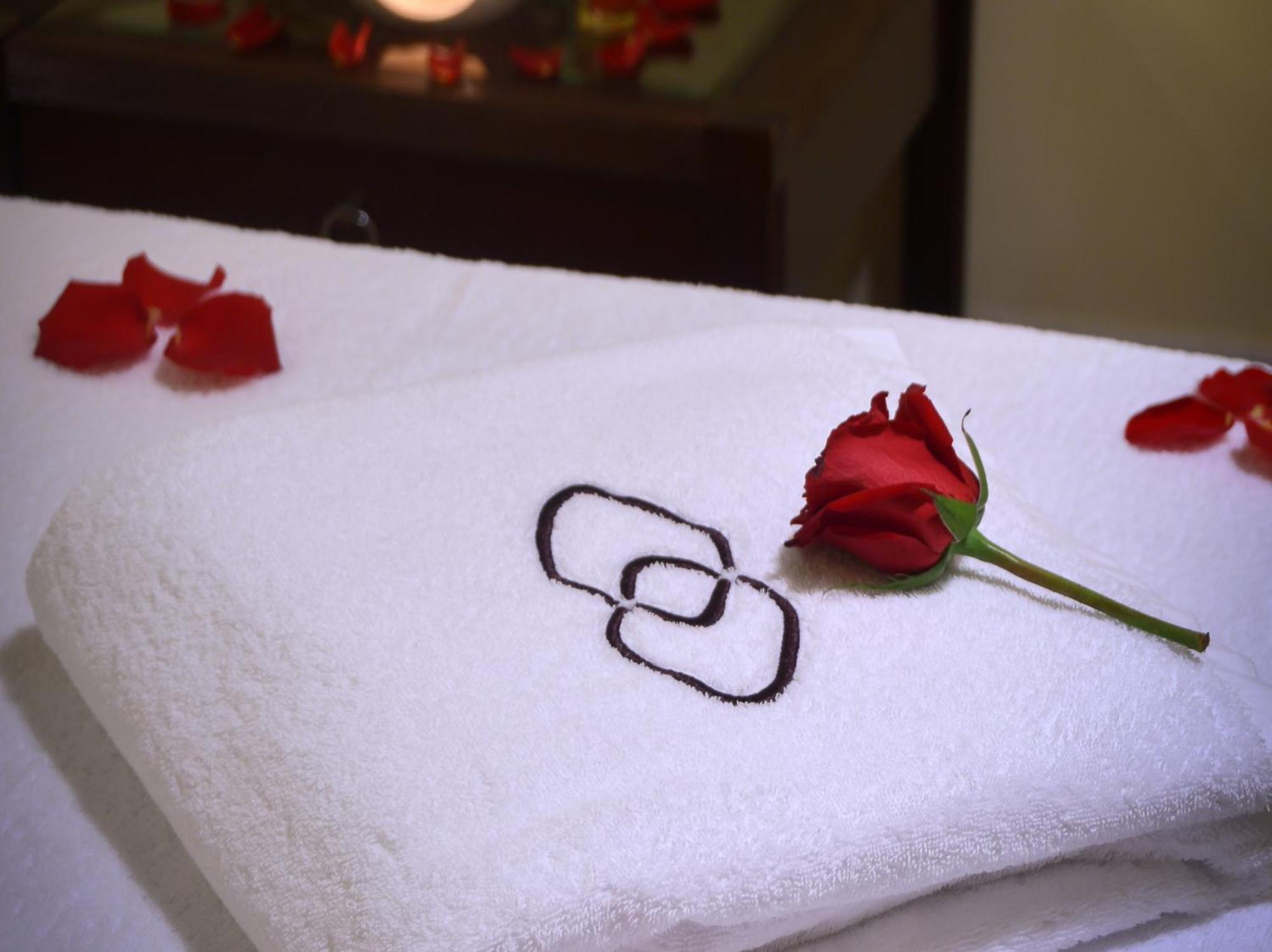 Sofitel Al Khobar The Corniche Hotel Eksteriør billede A towel with the spa's logo